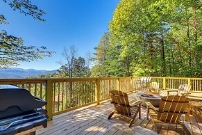 3 Mi to Dtwn: Mtn-view Cabin in Gatlinburg!