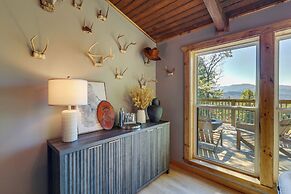 3 Mi to Dtwn: Mtn-view Cabin in Gatlinburg!