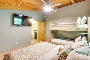 3 Mi to Dtwn: Mtn-view Cabin in Gatlinburg!