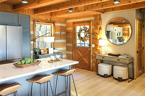 3 Mi to Dtwn: Mtn-view Cabin in Gatlinburg!