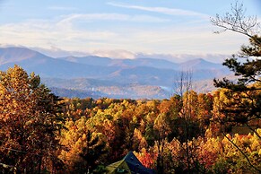 3 Mi to Dtwn: Mtn-view Cabin in Gatlinburg!