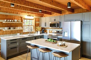 3 Mi to Dtwn: Mtn-view Cabin in Gatlinburg!