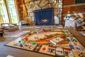 3 Mi to Dtwn: Mtn-view Cabin in Gatlinburg!