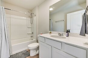 15 Mi to Dtwn Des Moines: Pet-friendly Waukee Home