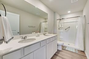 15 Mi to Dtwn Des Moines: Pet-friendly Waukee Home