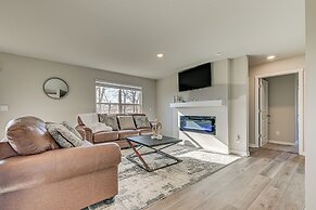 15 Mi to Dtwn Des Moines: Pet-friendly Waukee Home