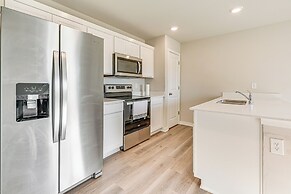 15 Mi to Dtwn Des Moines: Pet-friendly Waukee Home