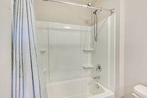15 Mi to Dtwn Des Moines: Pet-friendly Waukee Home