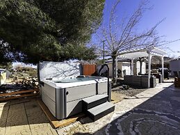 Stargazing Retreat Hot Tub BBQ Fire Pit Games