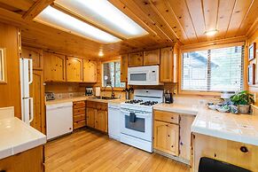 Discover Serenity Cozy Cabin With Mountain Views