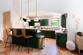 LUX - Historic Tennis Club Enclave - King Beds