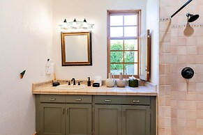 LUX - Historic Tennis Club Enclave - King Beds