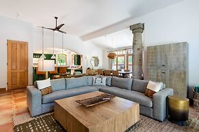 LUX - Historic Tennis Club Enclave - King Beds