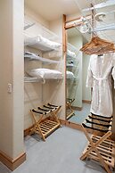 LUX - Historic Tennis Club Enclave - King Beds