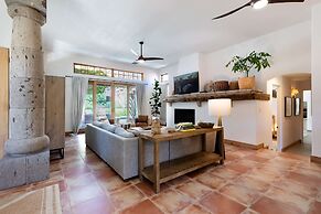 LUX - Historic Tennis Club Enclave - King Beds