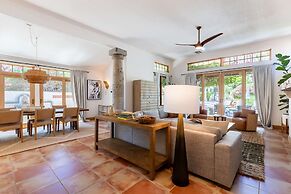 LUX - Historic Tennis Club Enclave - King Beds