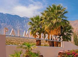 Cozy Condo w Heated Pool 1 Hr to Joshua Tree NP