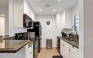 Cozy Condo w Heated Pool 1 Hr to Joshua Tree NP