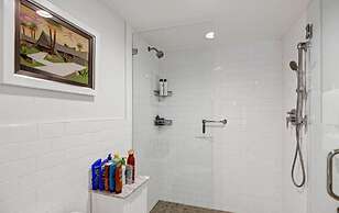 Cozy Condo w Heated Pool 1 Hr to Joshua Tree NP