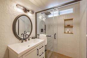 Quail Drive 2 Bdrm 1 Bath Modern Cabin Hot Tub