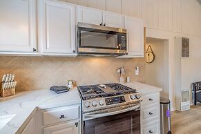 Quail Drive 2 Bdrm 1 Bath Modern Cabin Hot Tub