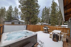 Quail Drive 2 Bdrm 1 Bath Modern Cabin Hot Tub