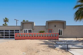 Relax at the 3BR Tranquil Oasis in Palm Springs