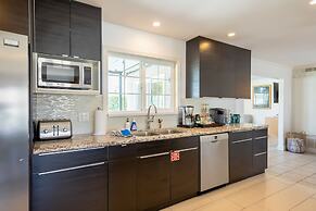 Relax at the 3BR Tranquil Oasis in Palm Springs