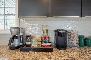 Relax at the 3BR Tranquil Oasis in Palm Springs