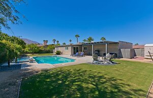 Relax at the 3BR Tranquil Oasis in Palm Springs