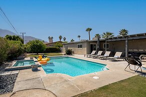 Relax at the 3BR Tranquil Oasis in Palm Springs