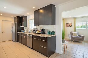 Relax at the 3BR Tranquil Oasis in Palm Springs