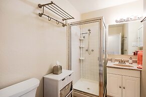 Movie Colony Oasis - Peaceful Walk to Downtown