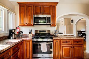 Movie Colony Oasis - Peaceful Walk to Downtown