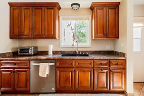 Movie Colony Oasis - Peaceful Walk to Downtown