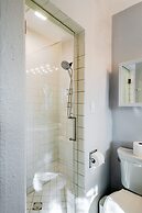 Movie Colony Oasis - Peaceful Walk to Downtown