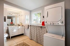 Movie Colony Oasis - Peaceful Walk to Downtown