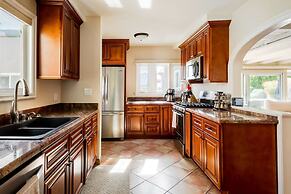 Movie Colony Oasis - Peaceful Walk to Downtown