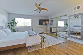 Modern Home w Private Pool Spa Pets Welcome