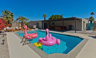 Modern Home w Private Pool Spa Pets Welcome