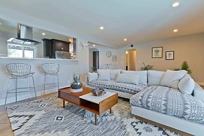 Modern Home w Private Pool Spa Pets Welcome