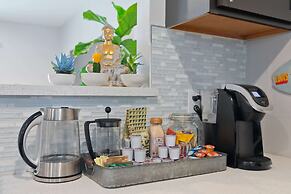 Modern Home w Private Pool Spa Pets Welcome