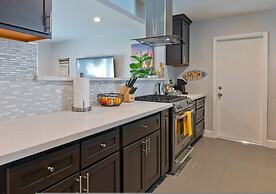 Modern Home w Private Pool Spa Pets Welcome