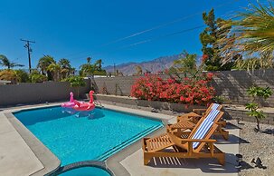 Modern Home w Private Pool Spa Pets Welcome