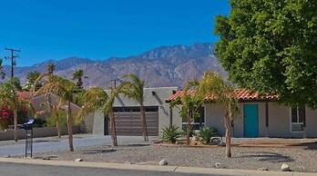 Modern Home w Private Pool Spa Pets Welcome