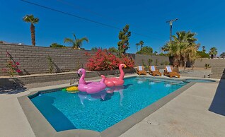 Modern Home w Private Pool Spa Pets Welcome