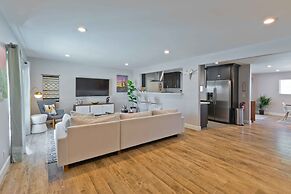 Modern Home w Private Pool Spa Pets Welcome