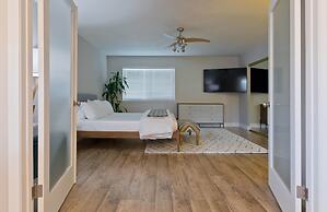 Modern Home w Private Pool Spa Pets Welcome