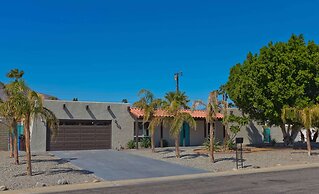 Modern Home w Private Pool Spa Pets Welcome