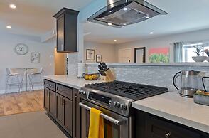 Modern Home w Private Pool Spa Pets Welcome